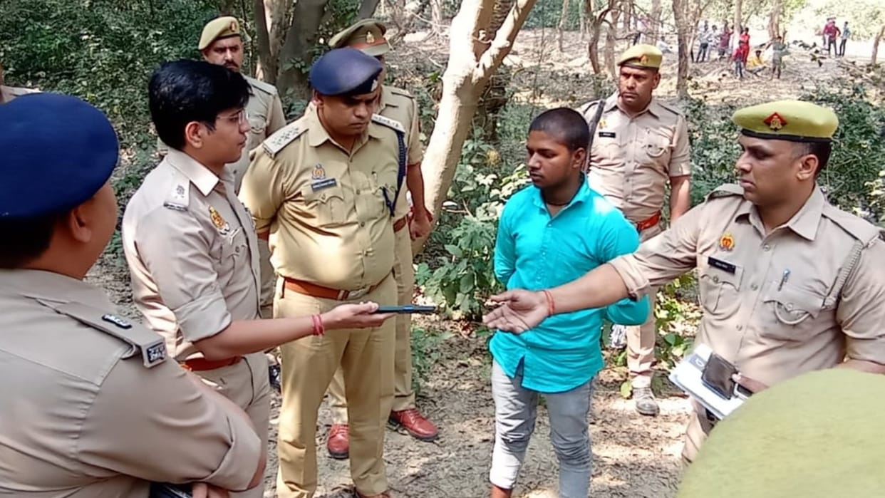 A couple found hanging in Dehat Kotwali area in Sitapur.