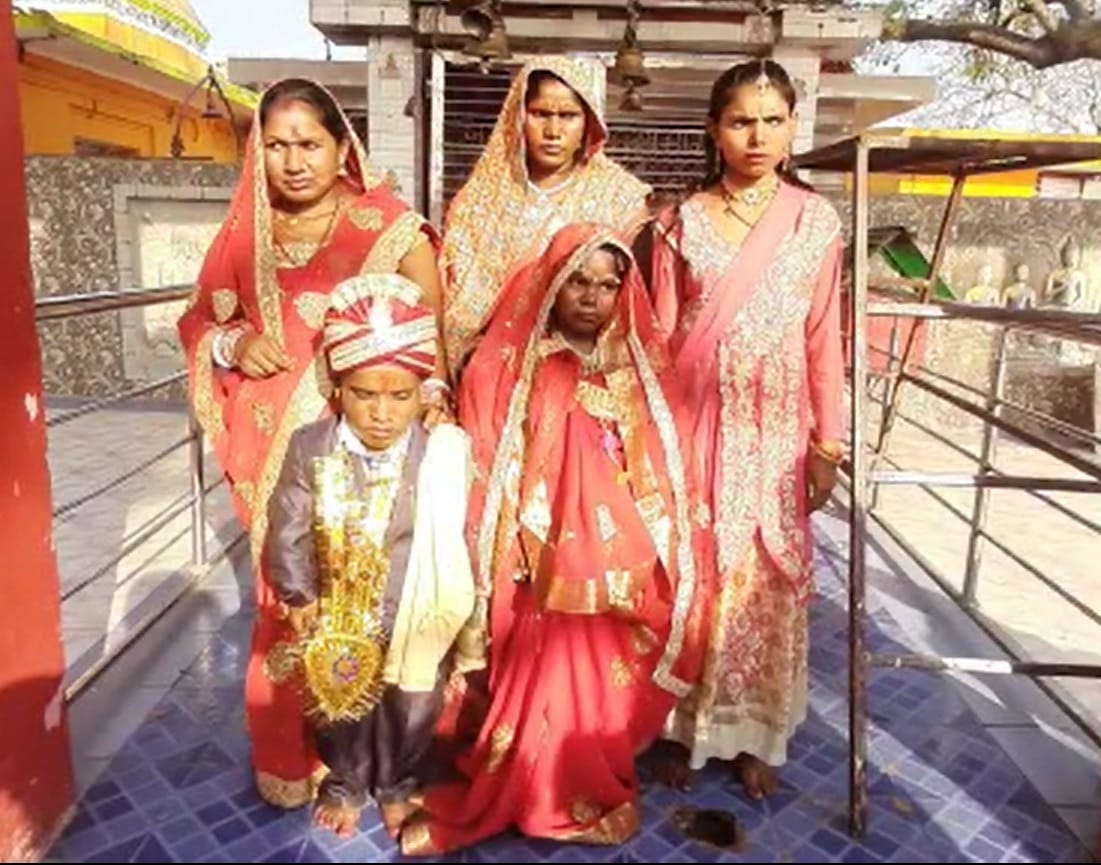 Bihar: This bride is half a foot taller than the groom, the crowd gathered in the temple to see their marriage