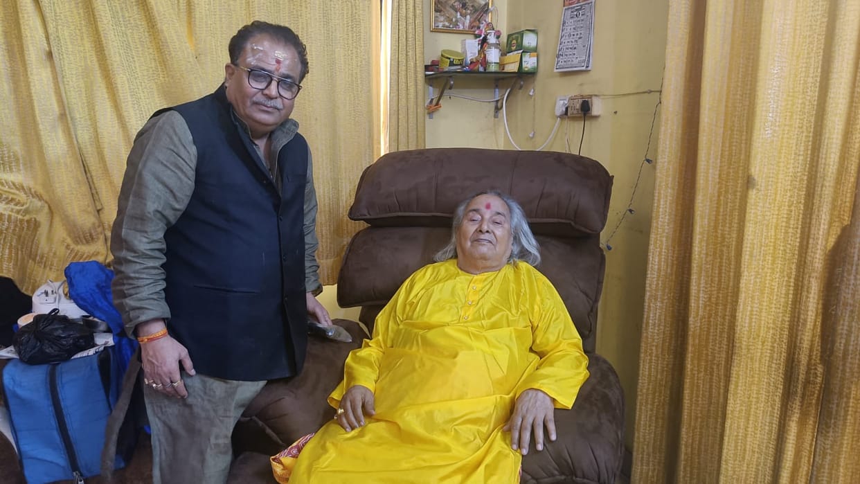 former mayor Ram gopal mohle presented lift chair to Pandit Chhannulal Mishra