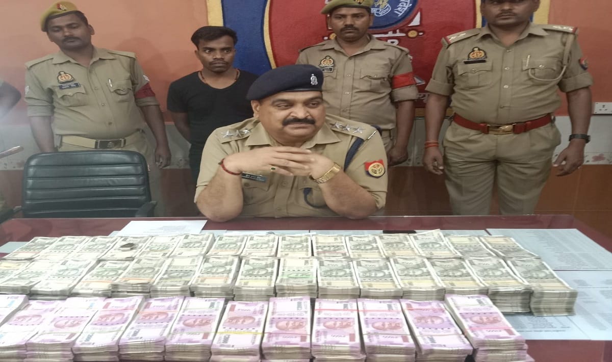 Man Caught with 1.5 crore cash who was walking on platform of pddu nagar railway station