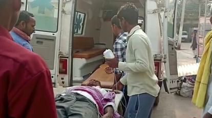 : गंगा स्नान के लिए जा रहे ऑटो को बालू लदे ट्रक ने मारी टक्कर