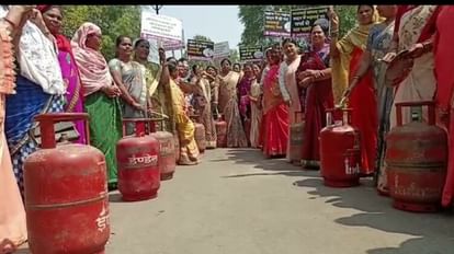 Rajnandgaon: महिला कांग्रेस ने खाली सिलेंडर और थाली बजा सांसद कार्यालय घेरा, नारेबाजी कर कहा- कम करो महंगाई महिला कांग्रेस ने महंगाई को लेकर खाली सिलेंडर और थाली बजाकर सांसद कार्यालय घेरा।