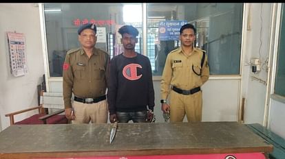 Jagdalpur: महिला पॉलिटेक्निक के बाहर आने-जाने वालों को चाकू से डरा रहा था युवक, पुलिस ने घेराबंदी कर पकड़ा चाकू से धमकाने वाले युवक को पुलिस ने किया गिरफ्तार।