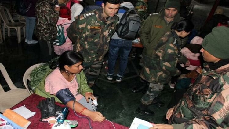 पर्यटकों को चिकित्सा सहायता प्रदान करती सेना