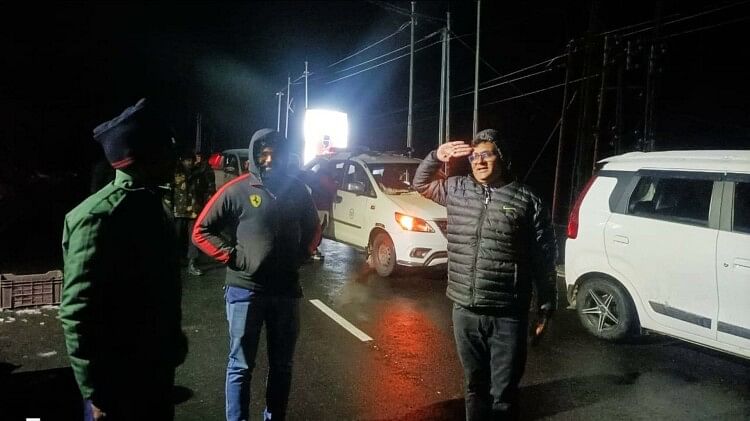 सेना के जवान को सैल्यूट देते पर्यटक