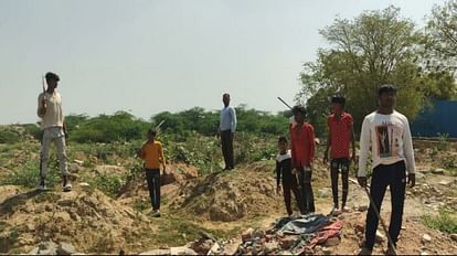 कुत्तों ने दो सगे भाइयों को नोच-नोचकर मार डाला