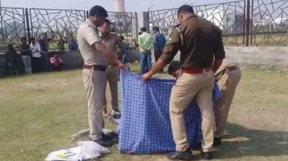 Lucknow: शादी में शामिल होने आए युवक की गला रेत कर हत्या, गांव के बाहर पड़ा मिला शव घटनास्थल पर मौजूद पुलिसकर्मी।
