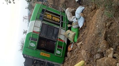 मिर्जापुर से प्रयागराज जा रही प्राइवेट बस पलटी