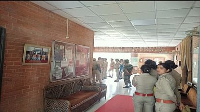 Prayagraj : फतेहपुर पुलिस ने शुआट्स विश्वविद्यालय में मारा छापा, वीसी के दफ्तर को खुलवा कर की छानबीन prayagraj