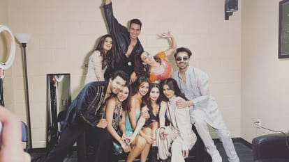 Akshay Kumar Mouni Roy Live Performance In The Entertainers Tour Actor Lift Actress In Air Video Viral