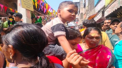 Devotees thronged to visit Banke Bihari Temple in Mathura many people got sick after getting stuck in crowd