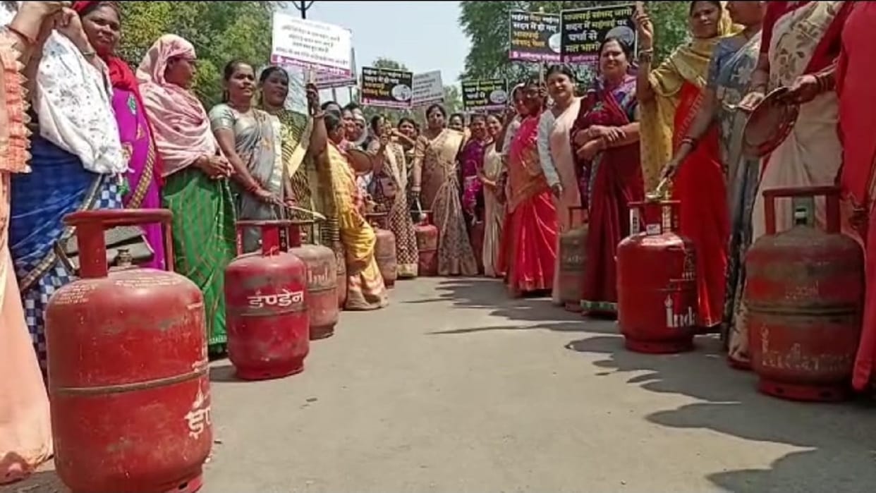 Mahila Congress protest out of office of MP by cylinder and plate regarding inflation