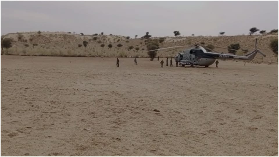 Emergency landing of Mi-17 helicopter of Indian Air Force In Pilwa village near Jodhpur Rajasthan