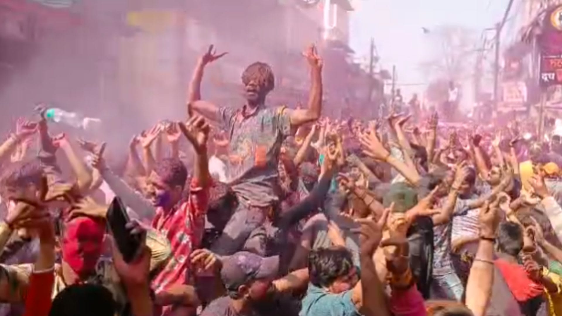 Ujjain Rangpanchmi: Ger was welcomed in Ujjain with herbal gulal, water shower from firefighter