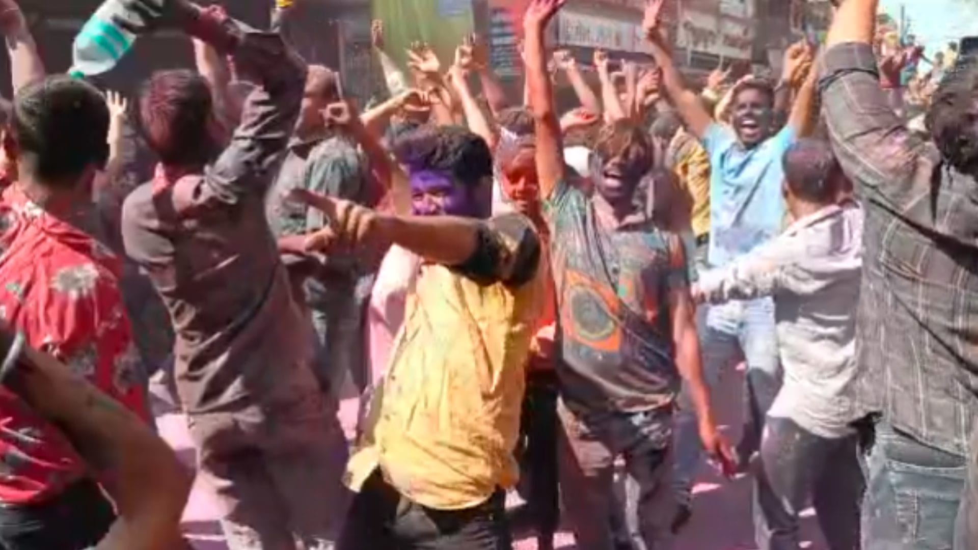 Ujjain Rangpanchmi: Ger was welcomed in Ujjain with herbal gulal, water shower from firefighter