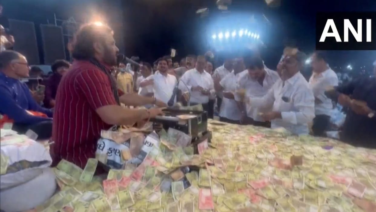 Video: People showered money on singer Kirtidan Gadhvi at an event organised in Valsad, Gujarat