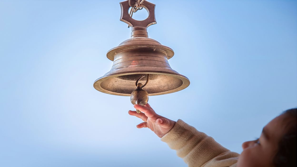 Ajab-gajab: Hindu Temple Bells Why Do Bells Rings Before Entering To Temple  Know The Scientific Reason - Amar Ujala Hindi News Live - Ajab-gajab:मंदिर  में प्रवेश से पहले क्यों बजाई जाती है