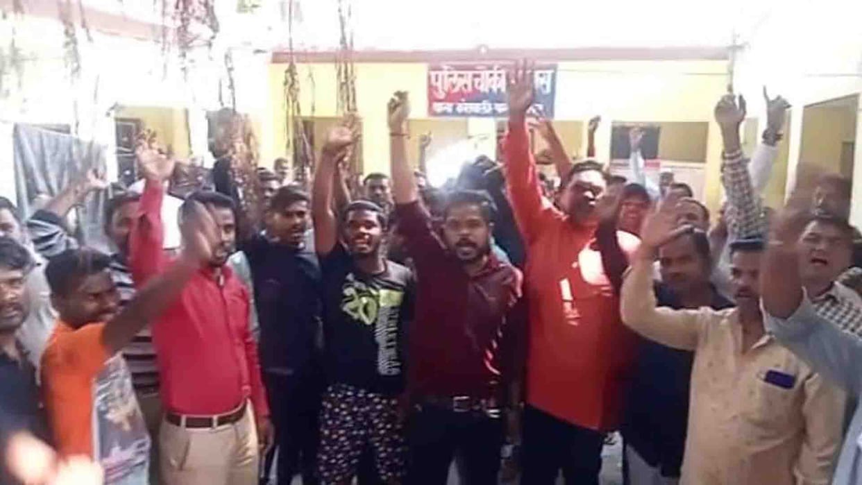Farrukhabad: Chowki siege in protest against the assault and molestation of a teenager