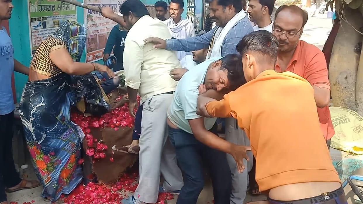 wife beat husband and son on road in Hamirpur, ruckus continued for hours