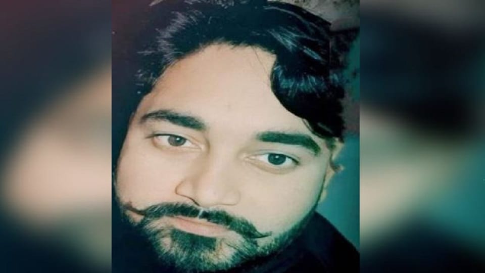young man dies and four injured after E-rickshaw fell into a dry river in budaun