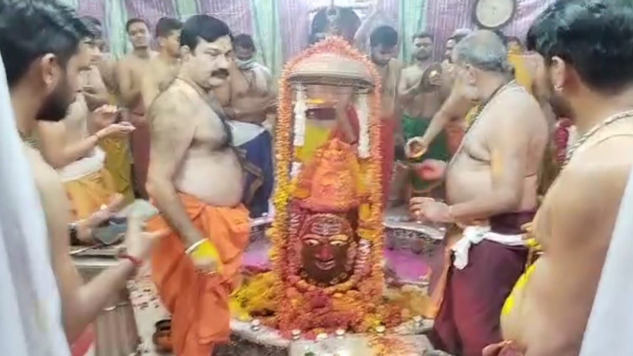 Rangpanchami celebrated in the courtyard of Mahakal since morning, colors made of three quintal