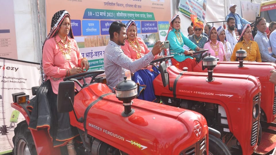 Hisar Agricultural Development Fair CM Manohar took information about methods of new agricultural