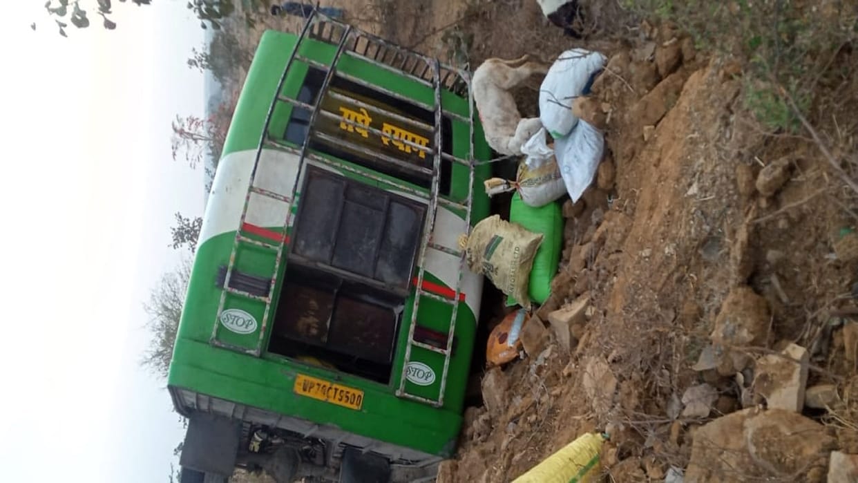Road Accident in mirzapur to prayagraj Private bus  overturned nine passengers injured