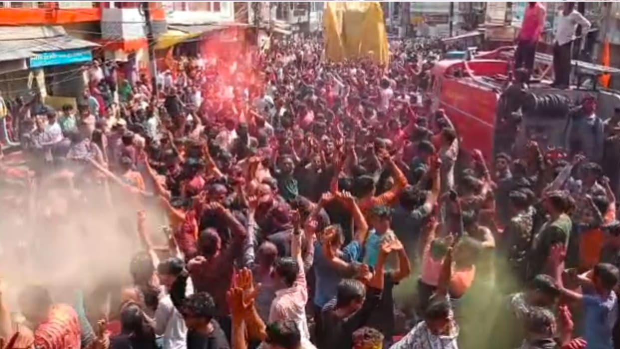 Ujjain Rangpanchmi: Ger was welcomed in Ujjain with herbal gulal, water shower from firefighter