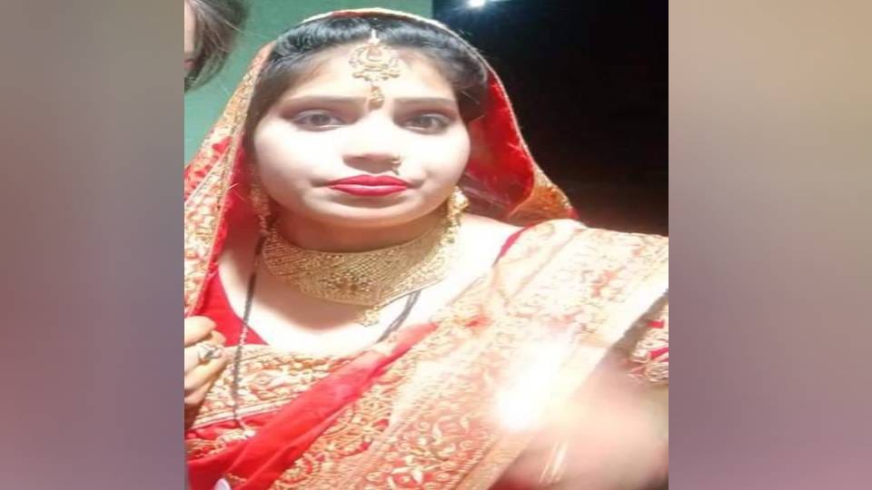dead body of married woman was found lying outside house while her in laws fled from spot In Agra