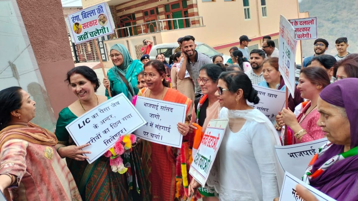 Himachal Mahila Congress protest outside himachal bjp adhyaksh suresh kashyap Residence