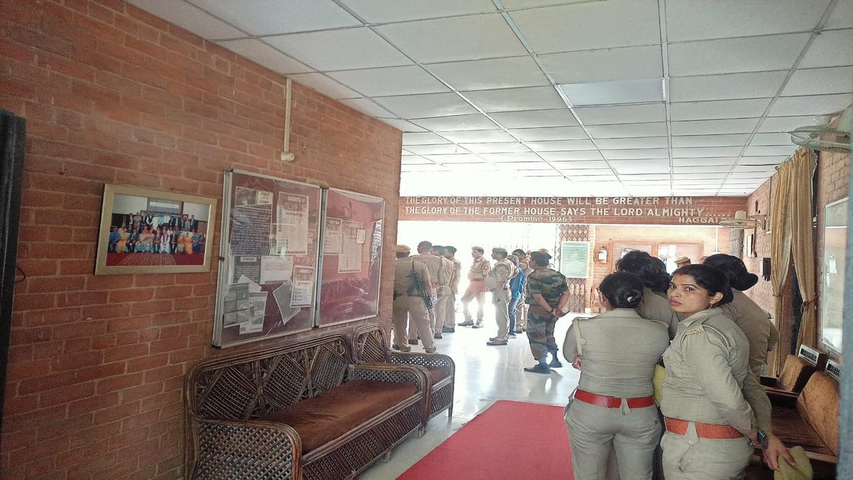 Fatehpur police raided Shuates University, opened VC's office and investigated