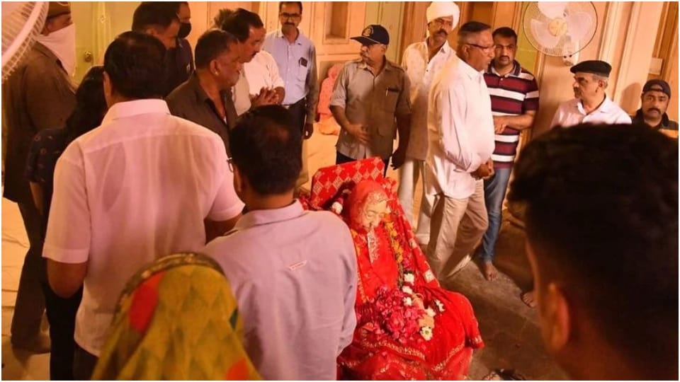 Rajmata Sushila Kumari last journey MLA granddaughter Siddhi Kumari lit funeral pyre