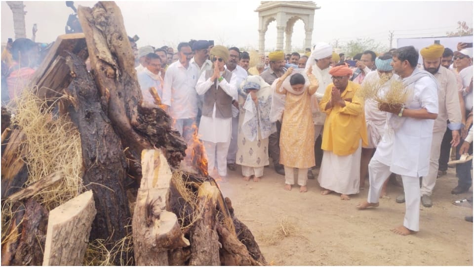 Rajmata Sushila Kumari last journey MLA granddaughter Siddhi Kumari lit funeral pyre