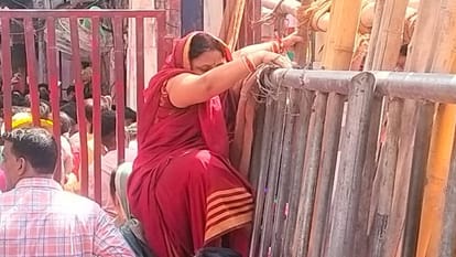 Devotees thronged to visit Banke Bihari Temple in Mathura many people got sick after getting stuck in crowd