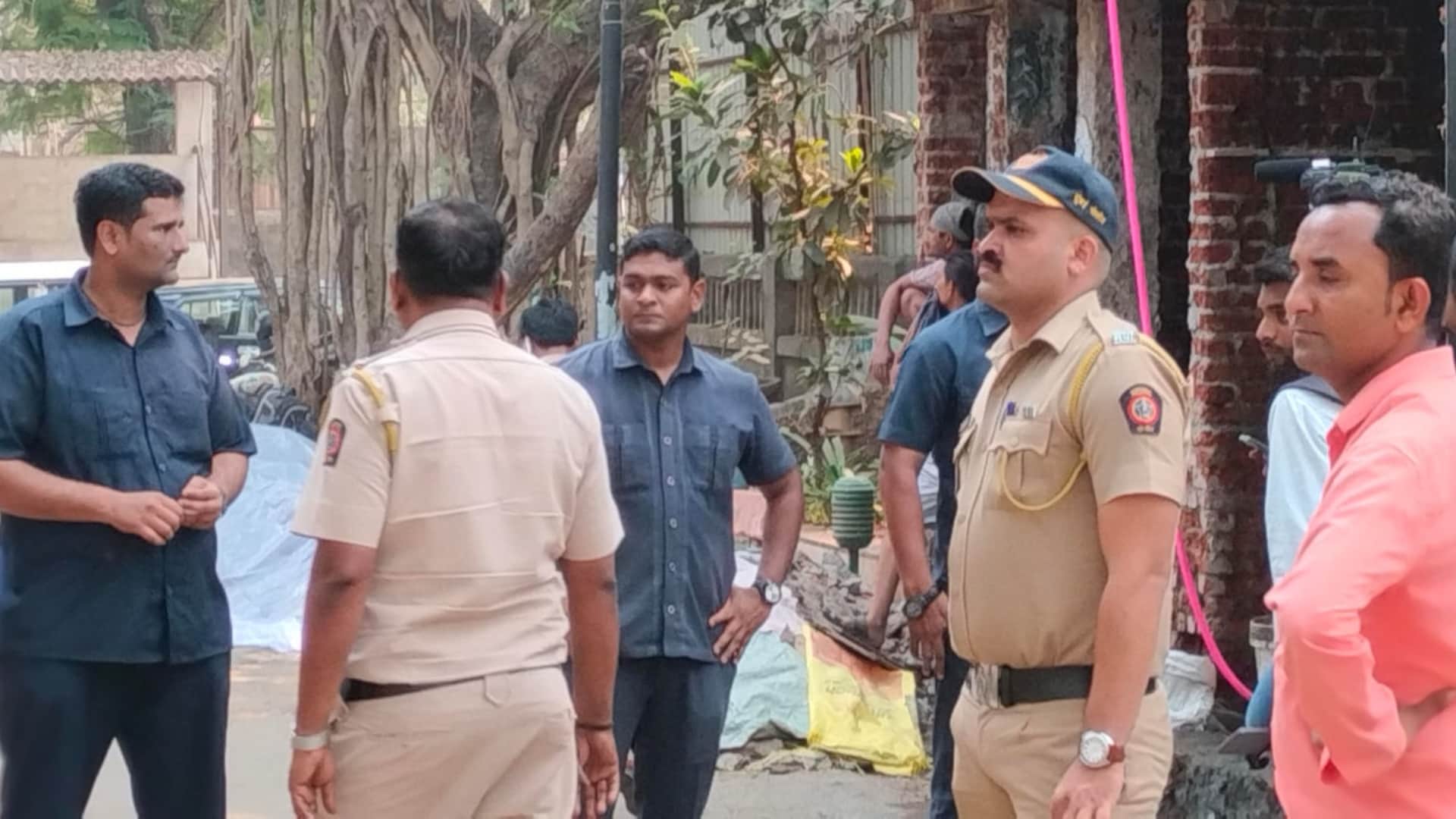 Snehlata Dixit Death Madhuri Dixit mother last Rites under tight security bouncers deployed to stop strangers