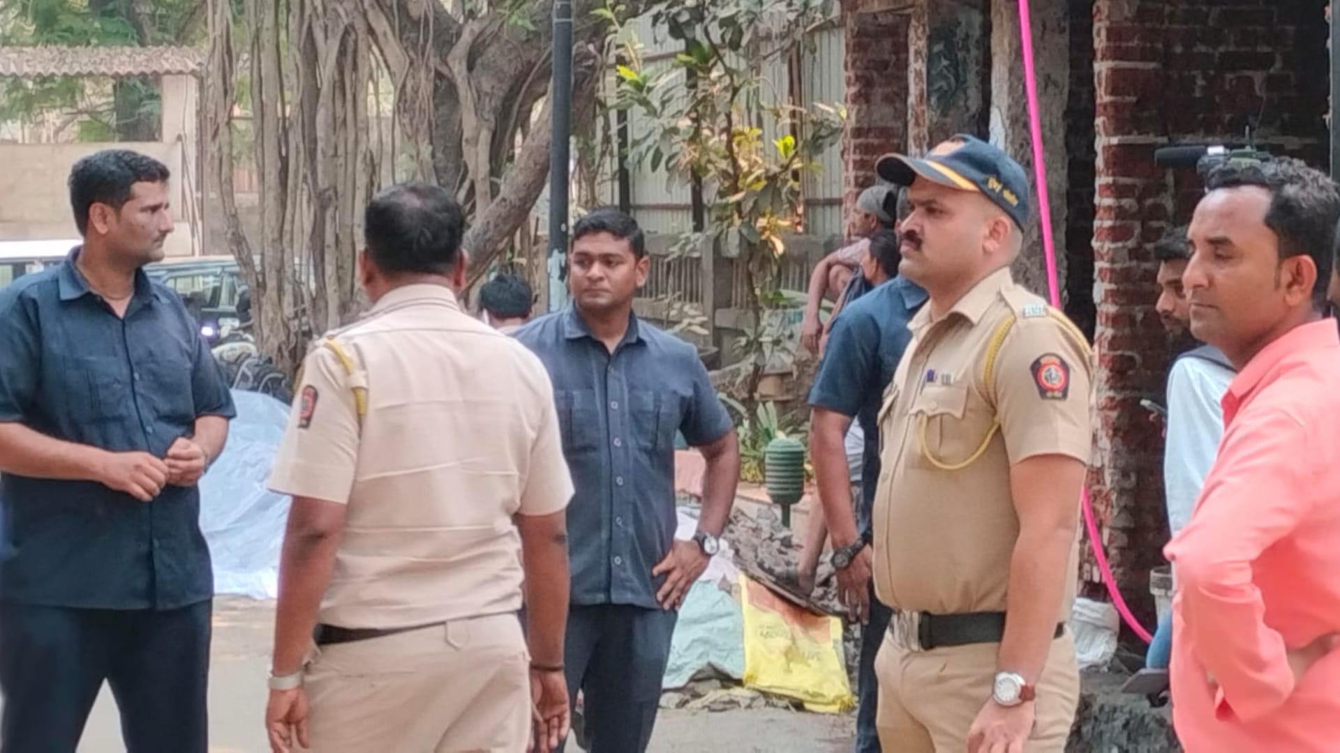 Snehlata Dixit Death Madhuri Dixit mother last Rites under tight security bouncers deployed to stop strangers