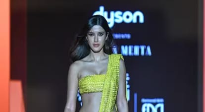 Shanaya Kapoor got brutally trolled for her ramp walk and Outfit in Lakme Fashion Week