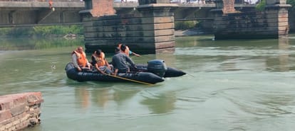 woman who went to sew ashes in the canal died due to drowning along with the child