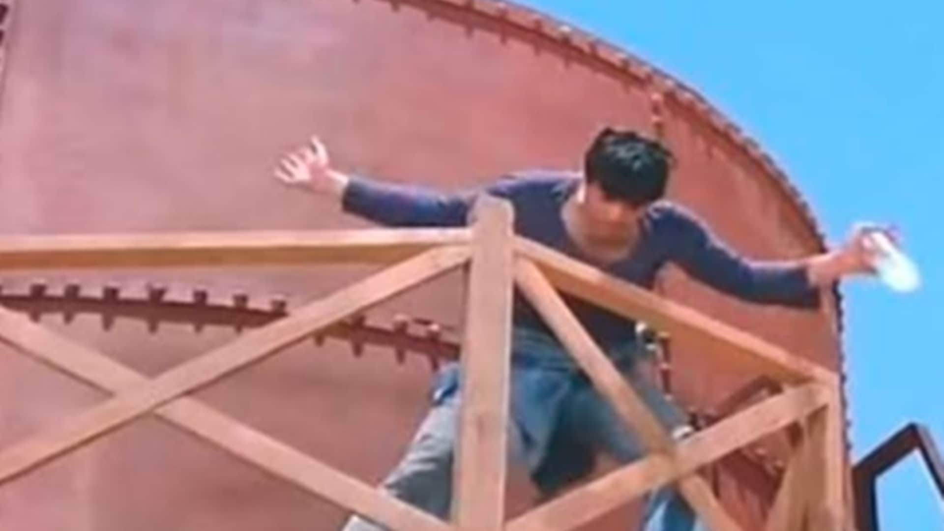 Amitabh Bachchan Dharmendra Sholay tank scene truth Javed Akhtar shocking revelation