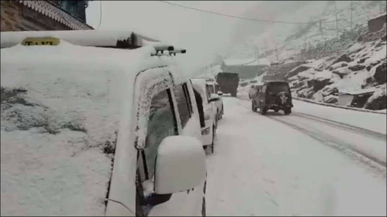 Northeast news Around 900 tourists stranded in Sikkim due to heavy snowfall