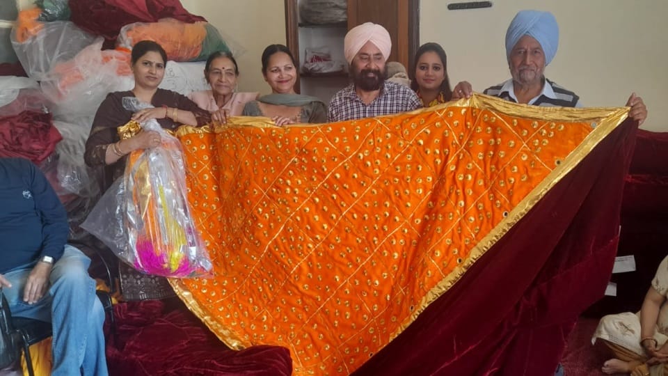 Dehradun Darbar Sahib Jhande Ji Sansar Singh got a chance to present Darshani Gilaf After 30 years