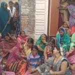 विनोद खरवार के घर के बाहर ग्रामीण महिलाएं