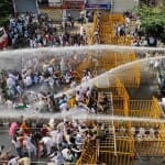 भोपाल में कांग्रेसियों को पानी की बौछारों से रोका गया।