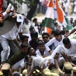 लखनऊ में प्रदर्शन के दौरान कांग्रेस कार्यकर्ता।