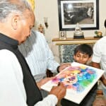 सीएम के साथ स्केच आर्टिस्ट अर्जुन शुक्ला