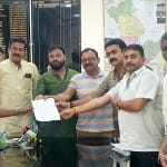 शहडोल में सड़क हादसे के बाद युवक को पीटने से हुई मौत की जांच की मांग करते परिजन।