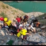युवकों को खाई से निकालते एसडीआरएफ के जवान