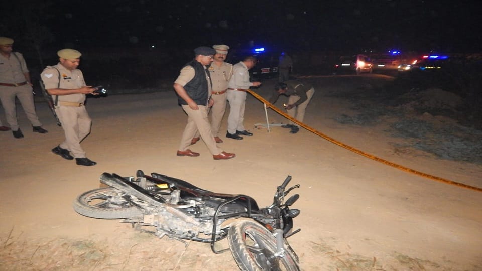 Moradabad: 25 thousand prize cow slaughter accused injured in encounter, constable also injured