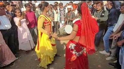 अशोकनगर के मेले में राई नृत्य पेश करतीं नृत्यांगनाएं।