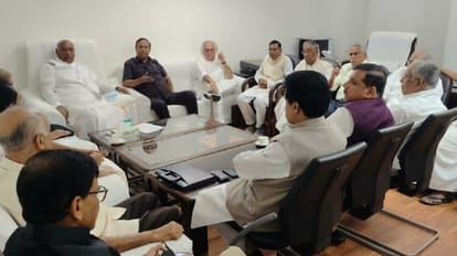Budget session: अदाणी मुद्दे पर विपक्षी सांसदों का हंगामा जारी, संसद भवन से ईडी कार्यालय तक करेंगे मार्च Budget session: विपक्षी दलों के नेताओं के साथ बैठक करते कांग्रेस अध्यक्ष मल्लिकार्जुन खरगे